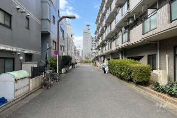 敷地の南側前面道路（東側から）