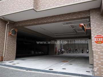 建物1階にある敷地内駐車場（機械式）