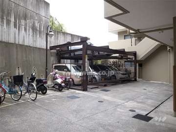 駐車場の横には駐輪場があります。