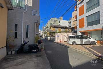 敷地西側の前面道路（南側から）