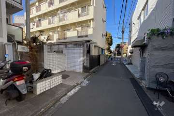 敷地東側の前面道路（南側から）