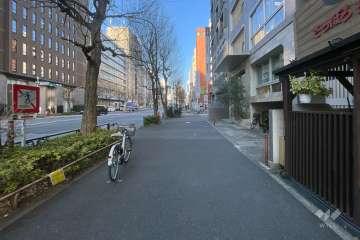 敷地の南側前面道路（東側から）