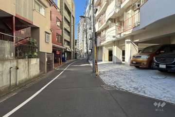 敷地の南側前面道路（東側から）