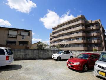 敷地の南側は一戸建て街になっています。