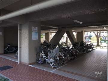 1号棟のピロティ部分にある駐輪場