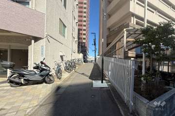 敷地の北西側前面道路（南西側から）