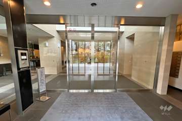 エントランスはオートロック付きです。