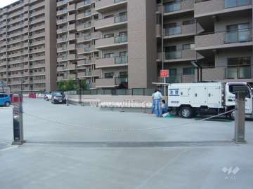 駐車場出入り口はロボットゲート付きです。