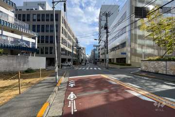 敷地北東側の前面道路（北西側から）