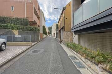 敷地南側の前面道路（東側から）