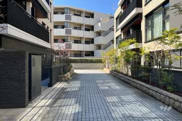 敷地の北側前面道路（東側から）