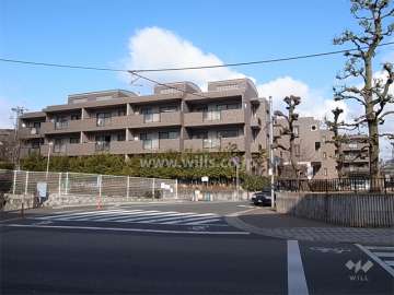 メゾン花屋敷東全体。すぐ南側には国道176号線が走っています。