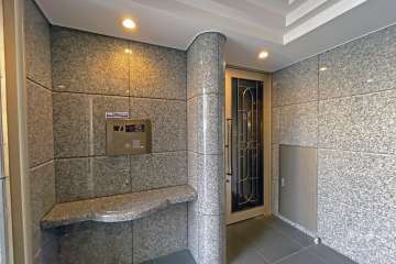 エントランスはオートロック付きです。