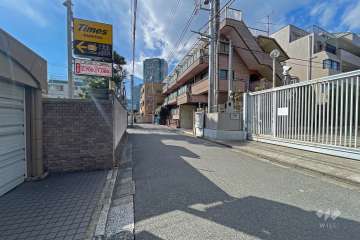 敷地の北側前面道路（東側から）