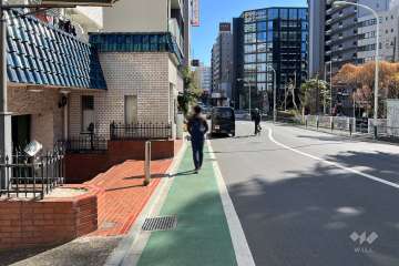 敷地の南西側前面道路（北西側から）