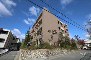 ファミール花屋敷の外観（南東側から）