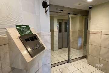 エントランスはオートロック付きです。