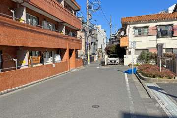 敷地東側の前面道路（南側から）