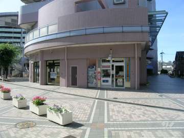 シャンテ川西1号棟の1階にある店舗