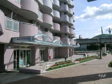 シャンテ川西1階にある店舗（東側の棟の1階）