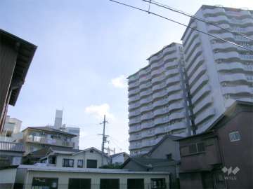 シャンテ川西1号棟の外観（西向きの棟）