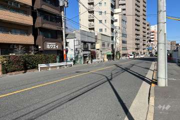 敷地の東側前面道路（南側から）