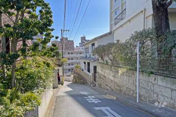 敷地の北東側前面道路（北西側から）