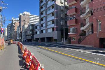 敷地西側の前面道路