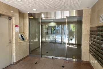 エントランスはオートロック付きです。