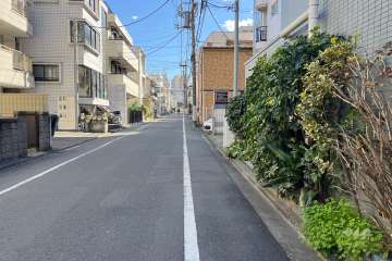 敷地北側の前面道路（西側から）
