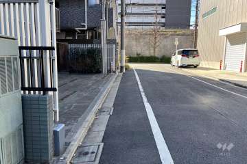 敷地西側の前面道路（北側から）