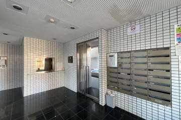 エントランスはオートロック付きです。