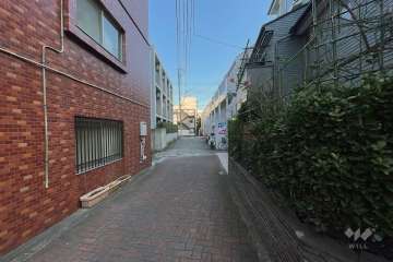 敷地の東側前面道路（北側から）