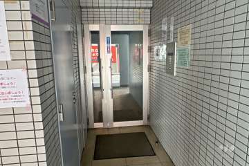 エントランスはオートロック付きです。