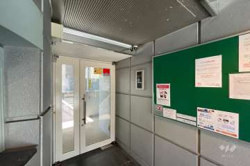 エントランスはオートロック付きです。