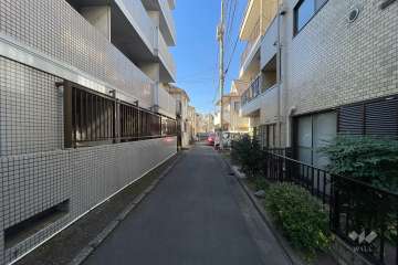 敷地の北側前面道路（東側から）