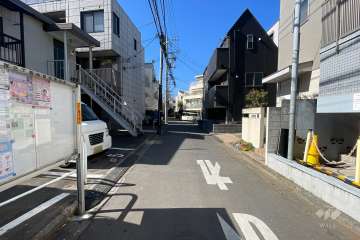 敷地の南側前面道路（東側から）