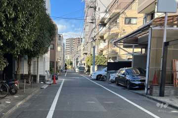 敷地の北側前面道路（東側から）