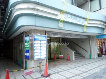 低層階には各種店舗が入っています。