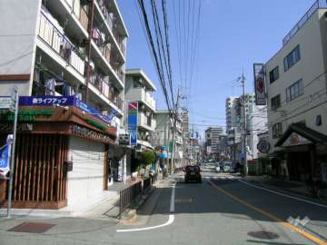 南側は二車線のバス通りです。