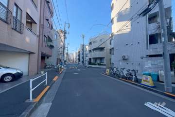 敷地の東側前面道路（北側から）