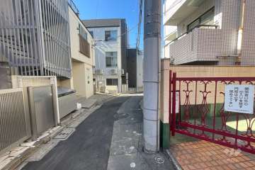 敷地の南側前面道路（東側から）