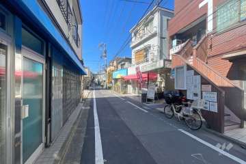 敷地の南側前面道路（東側から）