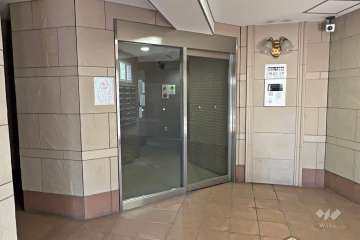 エントランスはオートロック付きです。