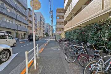 敷地の南東側前面道路（北東側から）