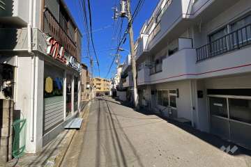 敷地西側の前面道路（南側から）