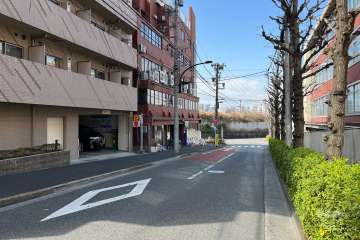 敷地の北側前面道路（東側から）