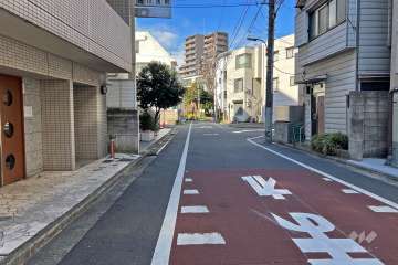 敷地北側の前面道路（東側から）