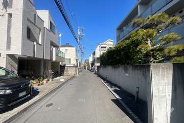 敷地の西側前面道路（南側から）