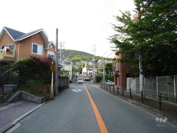 敷地西側の前面道路は二車線のバス通りです。